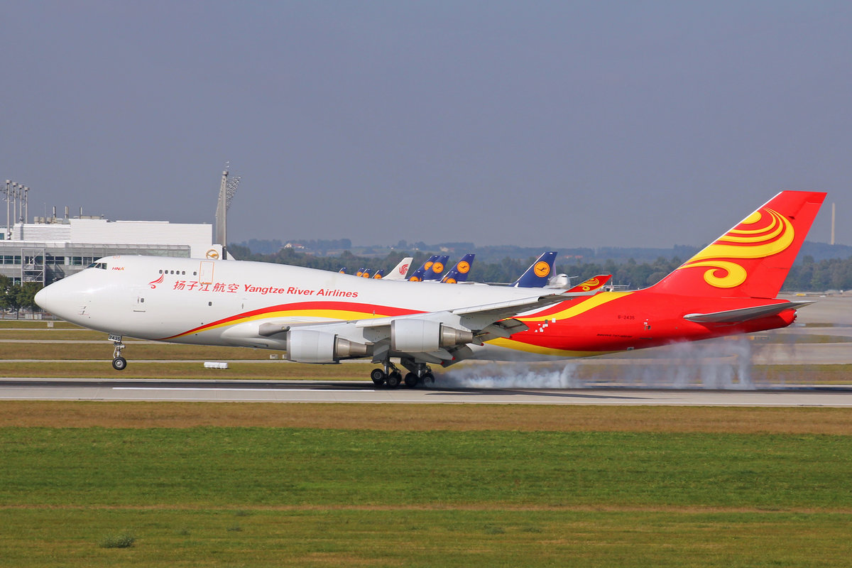 Yangtze River Airlines, B-2435, Boeing 747-481BDSF, 25.September 2016, MUC München, Germany.