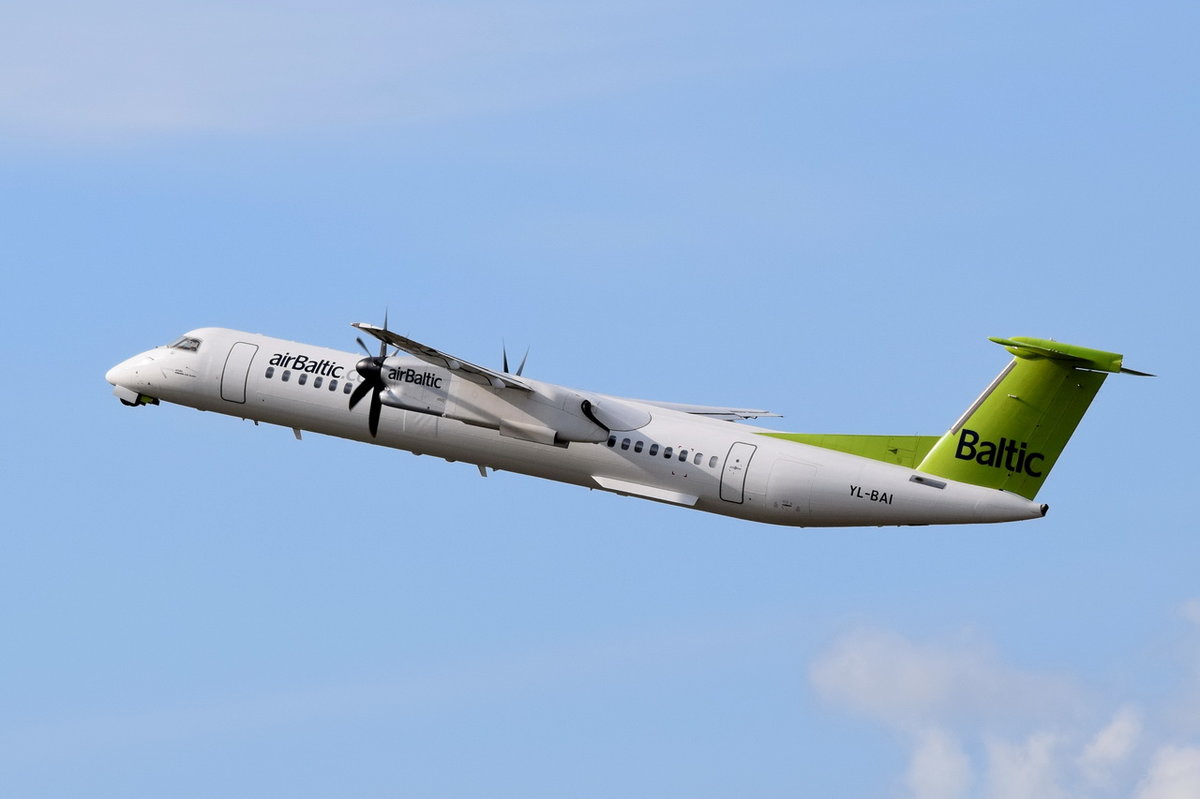 YL-BAI Air Baltic De Havilland Canada DHC-8-402Q Dash 8   am 04.05.2016 in Tegel gestartet 