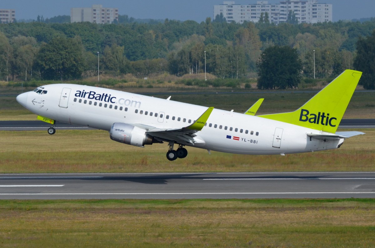 YL-BBI Air Baltic Boeing 737-33A (WL)   in Tegel am 08.09.2014 gestartet