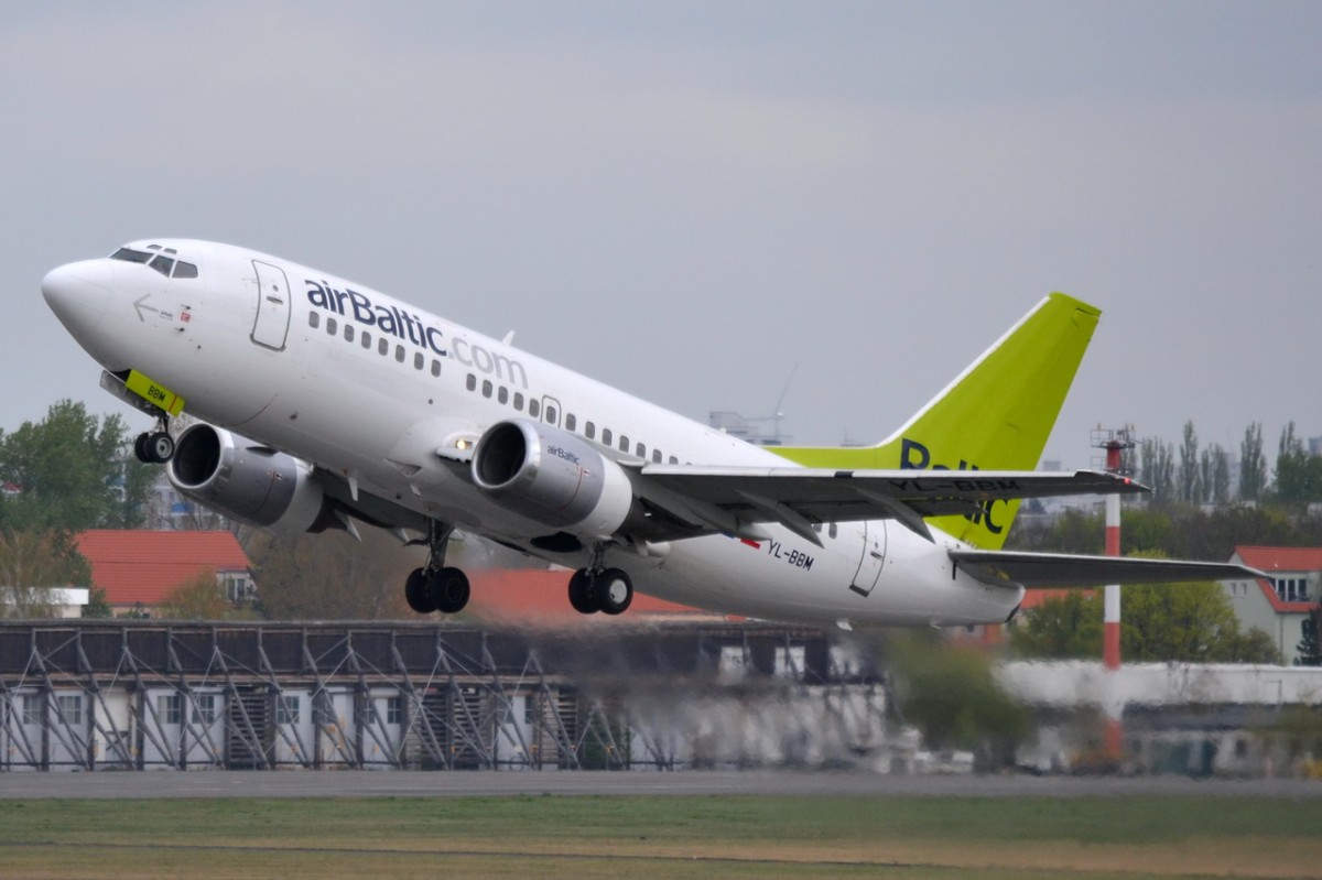 YL-BBM Air Baltic Boeing 737-522   Start in Tegel am 09.04.2014
