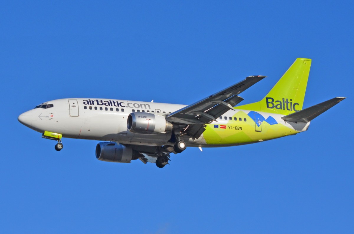 YL-BBN Air Baltic Boeing 737-522  am 29.01.2015 beim Landeanflug auf Tegel
