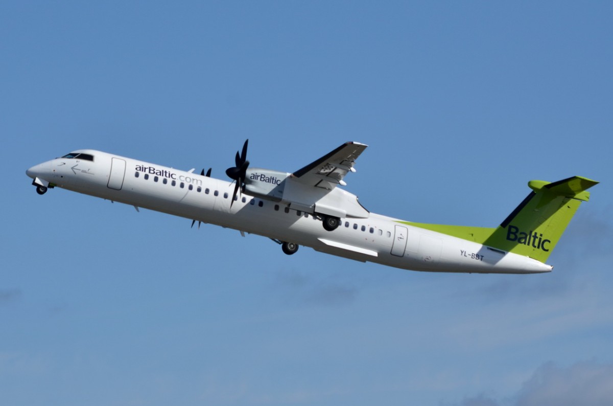 YL-BBT Air Baltic De Havilland Canada DHC-8-402Q Dash 8   in Tegel am 16.04.2015 gestartet