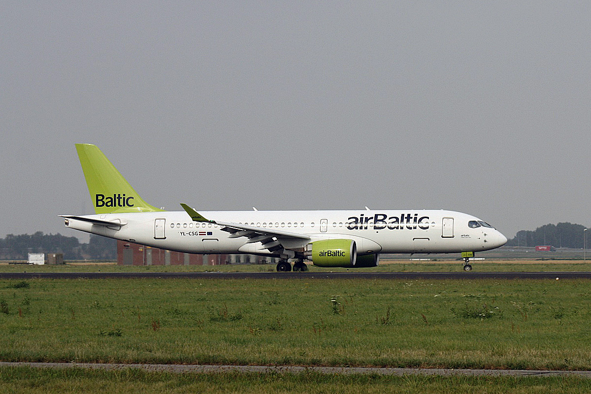 YL-CSG Air Baltic Bombardier CSeries CS300 (BD-500-1A11) am 09.08.2019 in Amsterdam Schiphol.