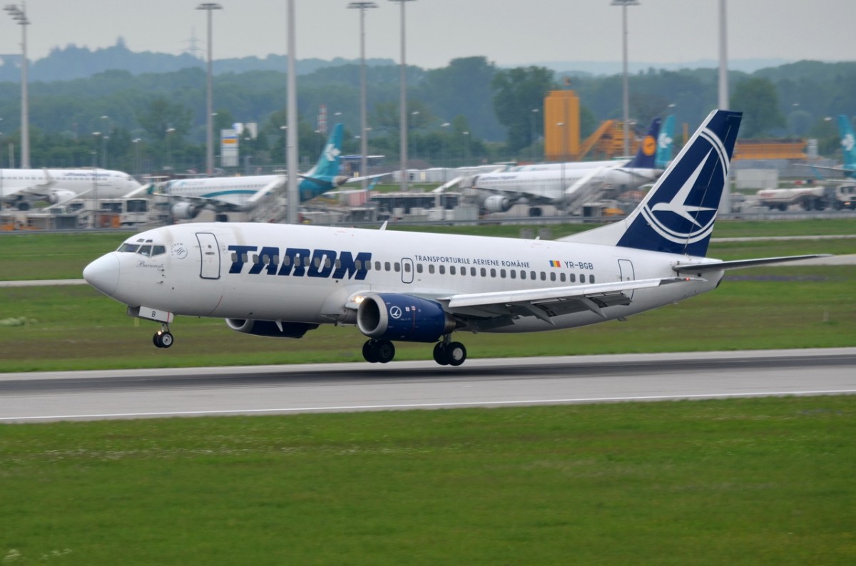 YR-BGB TAROM Boeing 737-38J  bei der Landung in München  14.05.2015