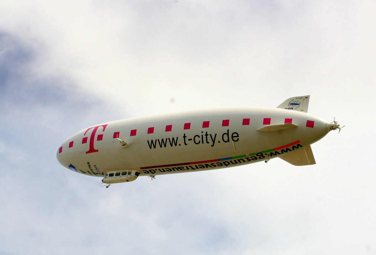 Zeppelin D-LZZF hoch über Friedrichshafen, Mai 2008