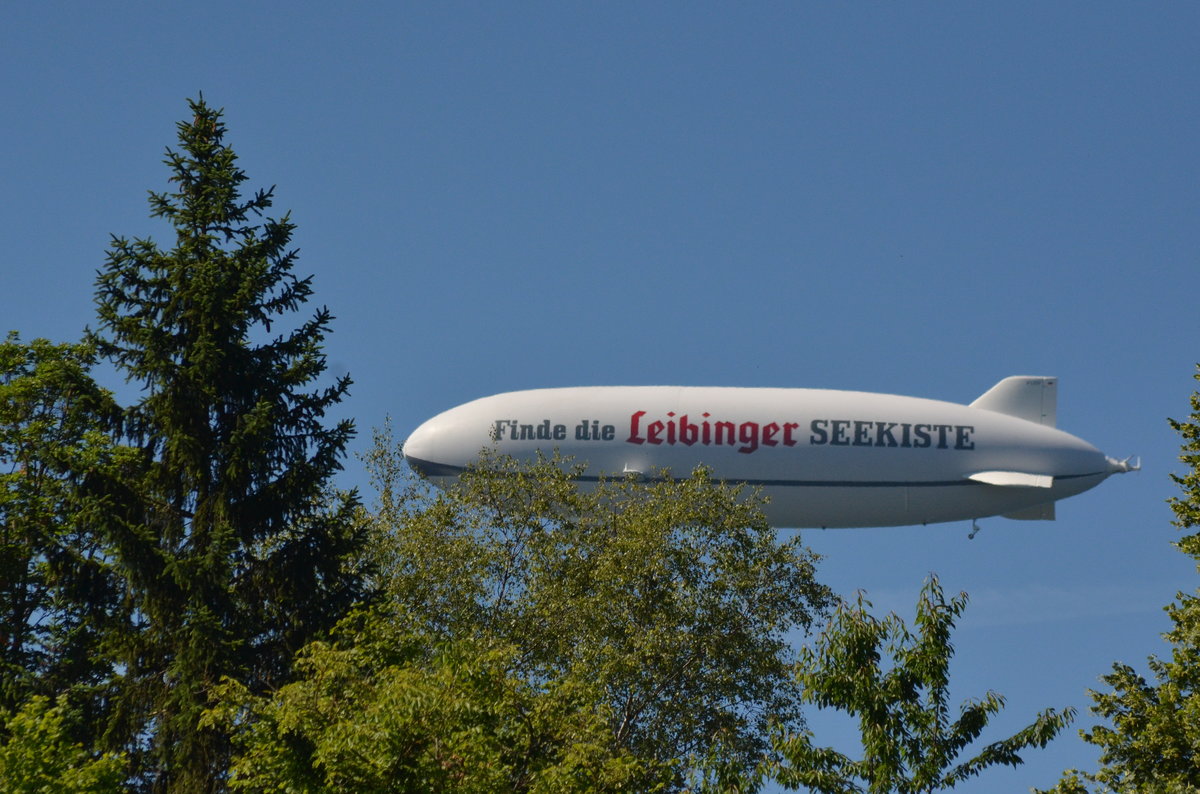 Zeppelin D-LZZF Rundflug mit Reklame ,,Finde die Leibinger Seekiste `` über dem Bodensee am 11.06.2017. Gesehen über Meersburg.

