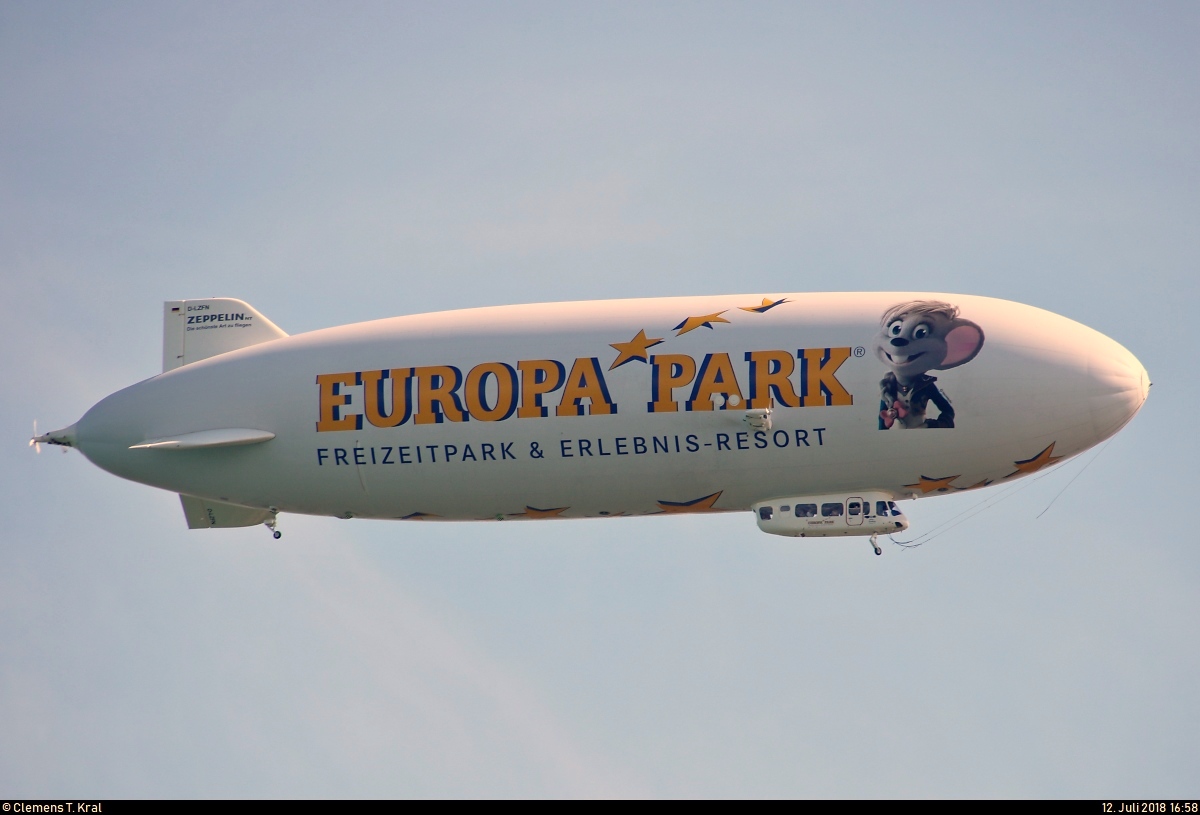 Zeppelin LZ N07 (D-LZFN), mit Werbung für den Europa-Park, der Deutsche Zeppelin Reederei (DZR) fliegt über den Bodensee in Konstanz.
[12.7.2018 | 16:58 Uhr]