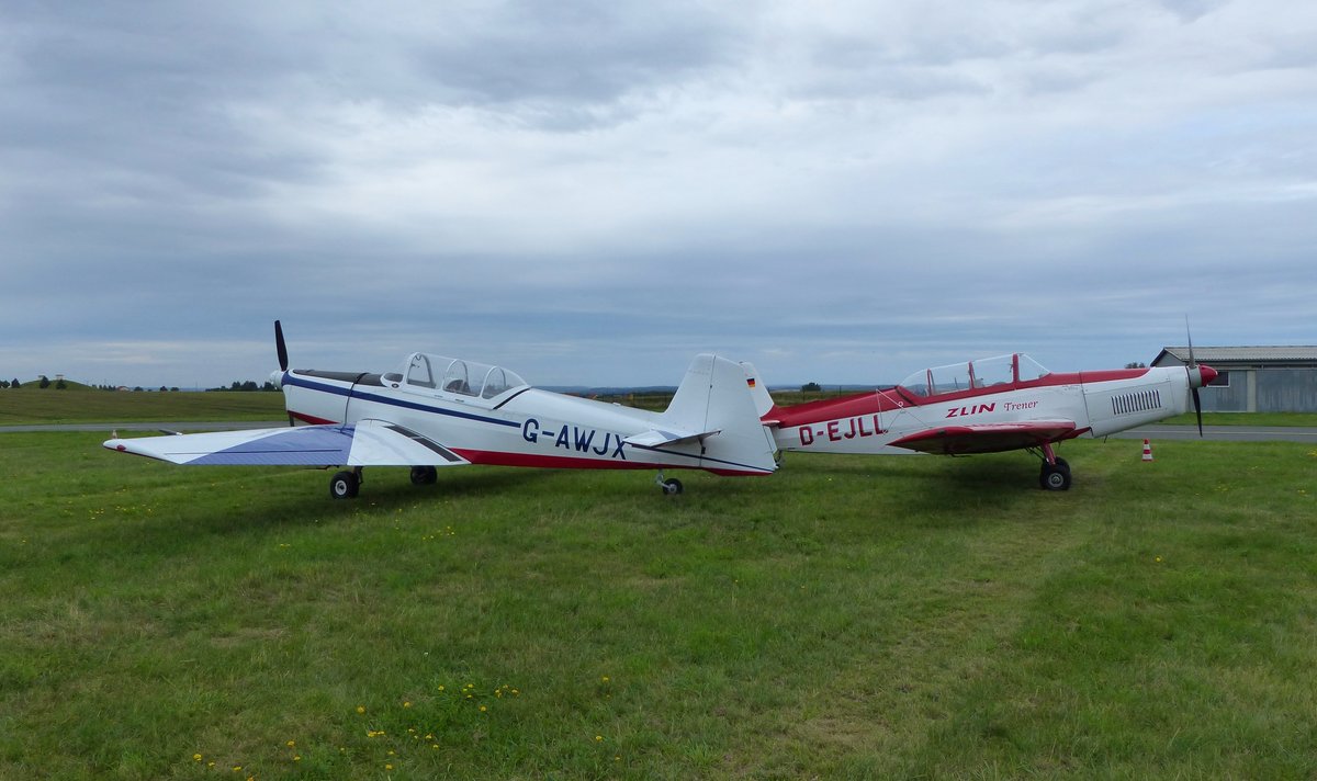 Zlin 526 F, D-EJLL und Zlin 526 TM, G-AWJX auf dem Vorfeld in Gera (EDAJ) am 17.8.2019, bei der Vintage Aerobatic World Championship 