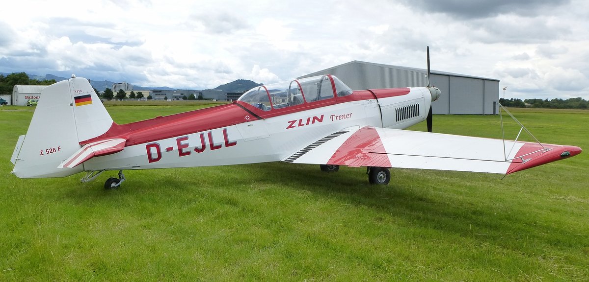 Zlin Z-526F, D-EJLL, Schul-und Sportflugzeug aus der CSSR, gebaut von 1965-74, Flugplatz Freiburg, Juni 2016