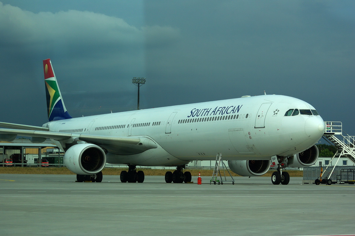 ZS-SNF South African Airways Airbus A340-642   08.08.20

Flughafen Frankfurt , aus dem Bus , whrend einer Flughafentour
