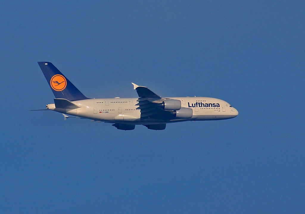 Zum Ende des Jahres kam noch einmal ein A380 zu Trainingszwecken nach Leipzig. Die  Delhi (D-AIMM) absolvierte in Schkeuditz mehrere  Touch-and-Go  Traningseinheiten bevor sie sich gegen 15:00 Uhr wieder gen Rheinmetropole verabschiedete, 29.12.2015.