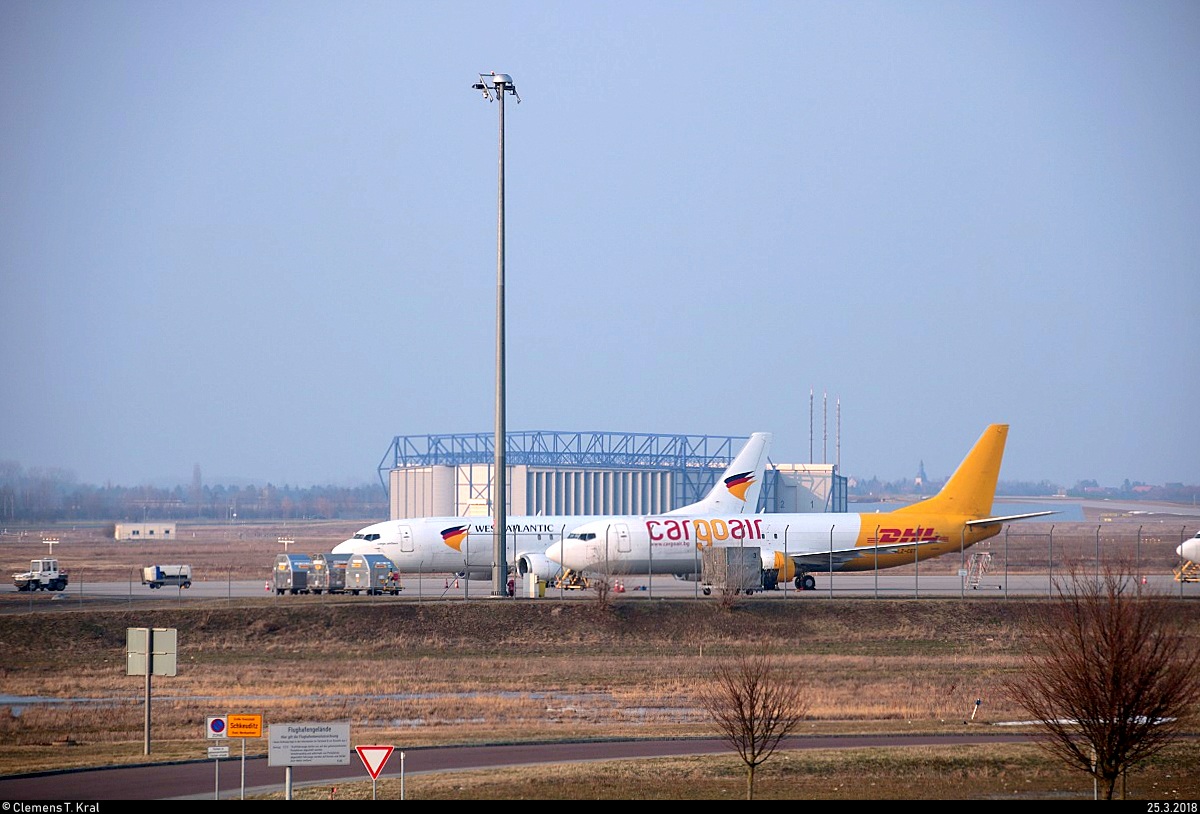 Zwei Boeing 737-4Y0(SF), im Vordergrund LZ-CGT von Cargo Air, dahinter eine Maschine von West Atlantic, stehen im Flughafen Leipzig/Halle. Aufgenommen vom Bahnhaltepunkt Schkeuditz West, daher leider etwas verdeckt. [25.3.2018 | 18:10 Uhr]