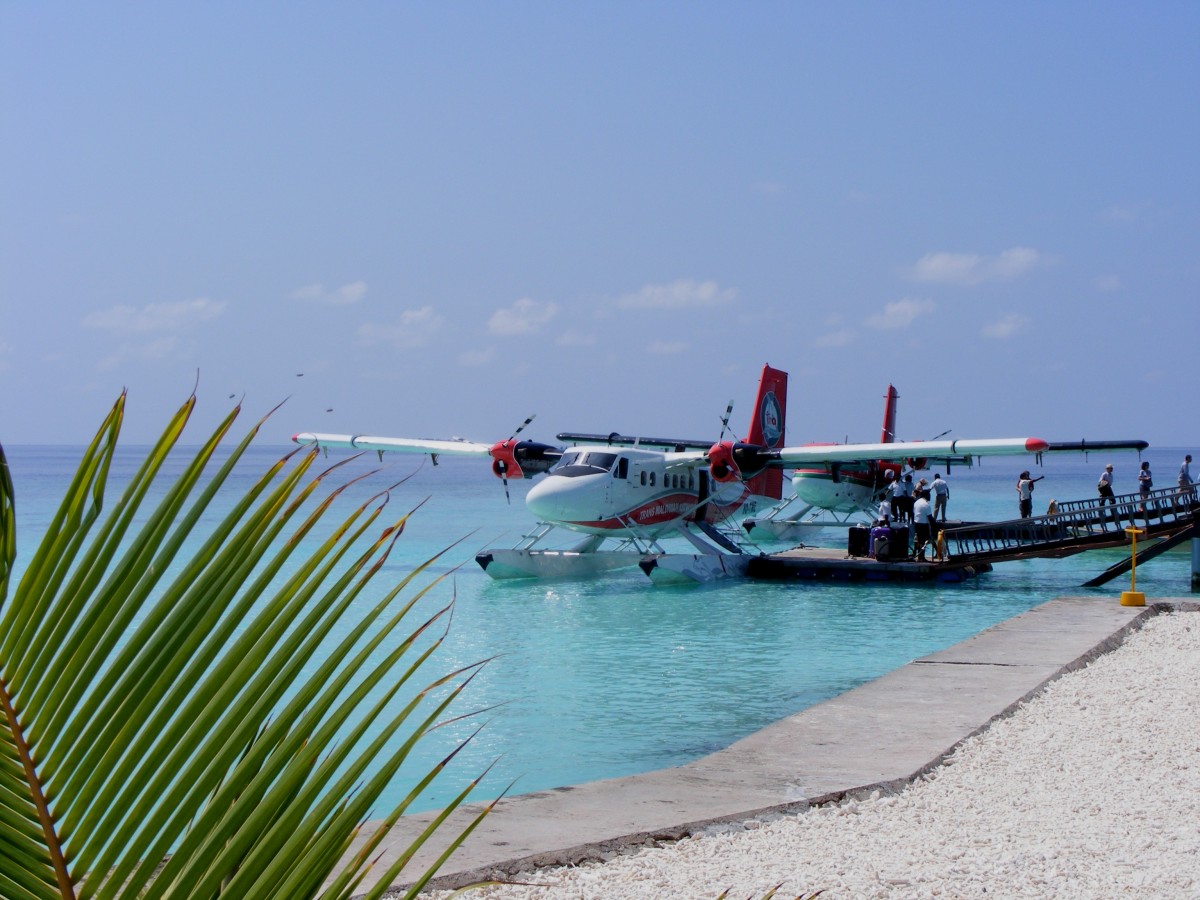 Zwei DHC-6 Twin Otter von Trans Maldivian Airways auf Meedhupparu am 10.3.2015. Die TMA verfügt über 45 Flugzeuge dieses Typs und fliegt als Airtaxiunternehmen die Touristen von Male (MLE) zu ihren Urlaubsparadisen.