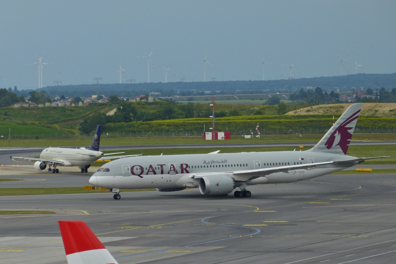 A7-BDB Boeing 787-8 Dreamliner der Qatar Airways auf dem Rollfeld des Flughafens Wien unterwegs zur Startbahn. 06.2023