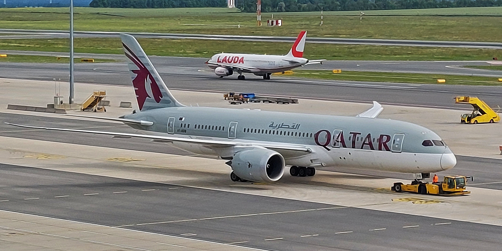 A7-BDB Boeing 787-8 Dreamliner der Qatar Airways wurde von einem Flugzeugschlepper, am Flughafen von Wien, vom Gate in die Nähe des Rollfeldes geschoben. 06.2023 (Smartphone Foto Jeanny) 