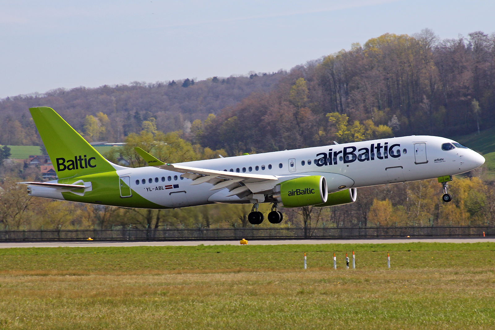 Air Baltic, YL-ABL, Airbus A220-371, msn: 55183, 10.April 2023, ZRH Zürich, Switzerland.