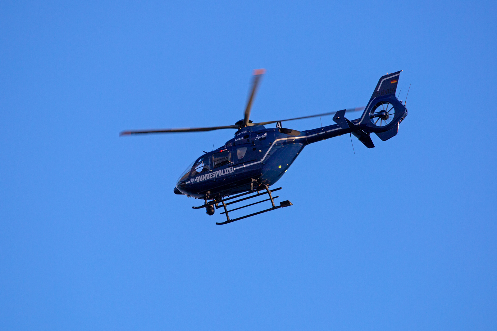 AIRBUS EC 135 ARRIUS D-HVBA der Bundespolizei fliegt an Rügens Küste entlang. - 18.01.2024
