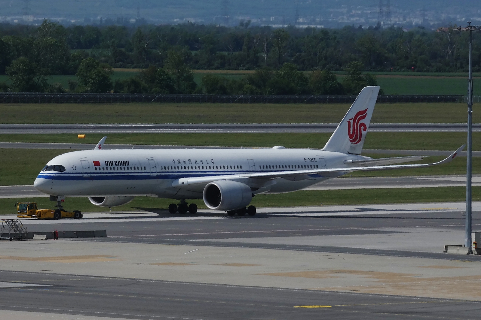 B-32CE, Airbus A350-941, von Air China wird �ber das Vorfeld des Flughafens von Wien geschleppt. 04.05.2026