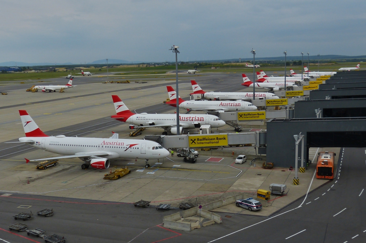 Blick von der Besucherterrasse des Flughafens Wien auf die Angedockten Flugzeuge der Austian Airlines um die Passagiere aufzunemmen oder aussteigen zu lassen. Im Vordergrund die OE-LBY Airbus A 320 – 214 der Austrian Airlines. 06.2023