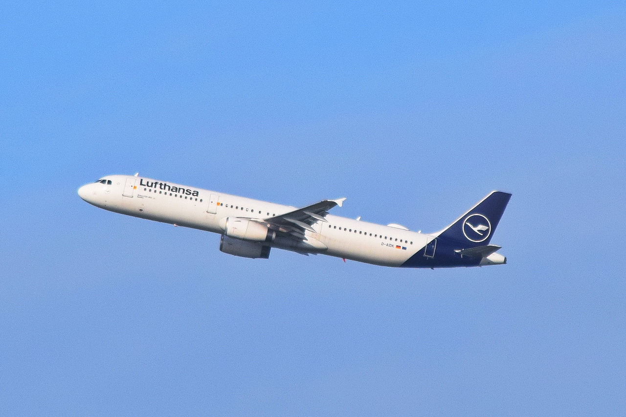 D-AIDK , Lufthansa , Airbus A321-231  Iserlohn  ,  Berlin-Brandenburg  Willy Brandt  , BER , 29.10.2022 ,