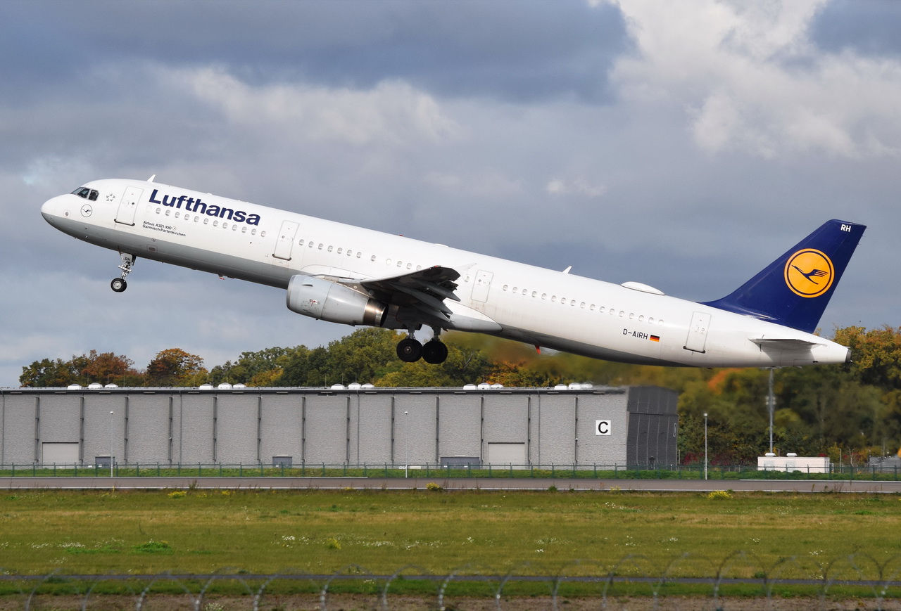 D-AIRH , Lufthansa , Airbus A321-131  Garmisch-Partenkirchen  , 19.10.2022 , Berlin-Brandenburg  Willy Brandt  , BER , 