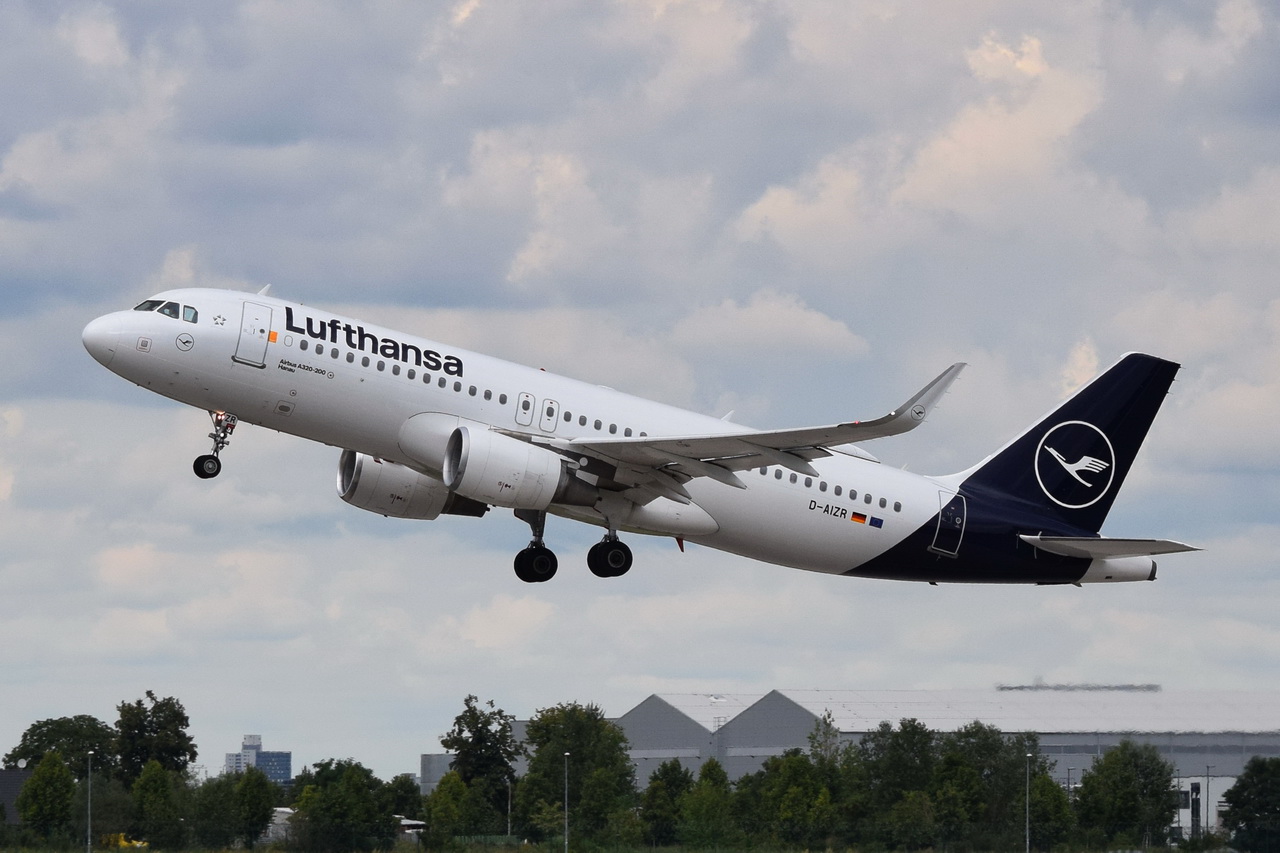 D-AIZR , Lufthansa , Airbus A320-214(WL) (Hanau) , 

