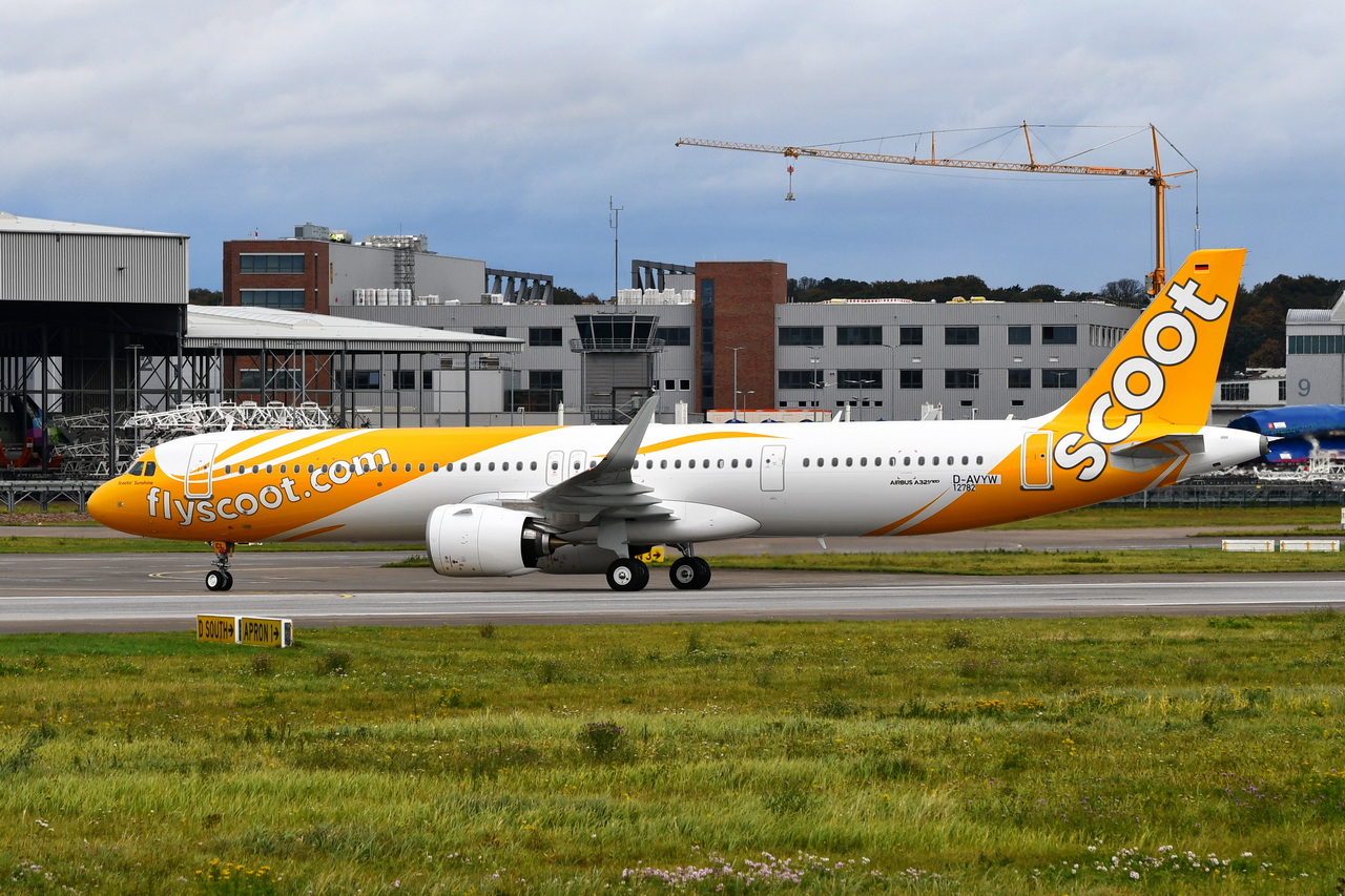 D-AVYW , Scoot , Airbus A321-271NX , 21.10.2025 , Hamburg-Finkenwerder , 