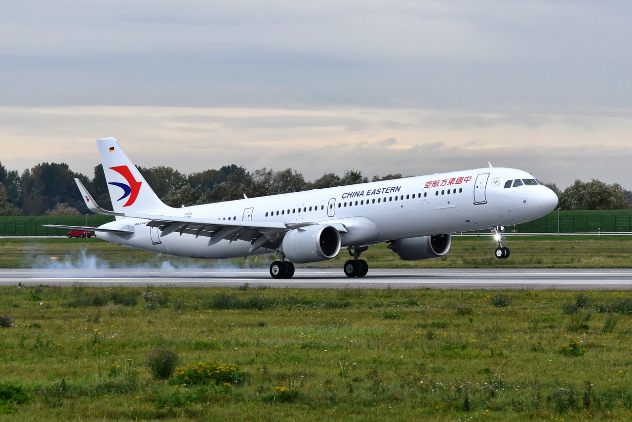 D-AVZR , China Eastern Airlines, Airbus A321-251NX, 20.10.2025 , Hamburg-Finkenwerder , 