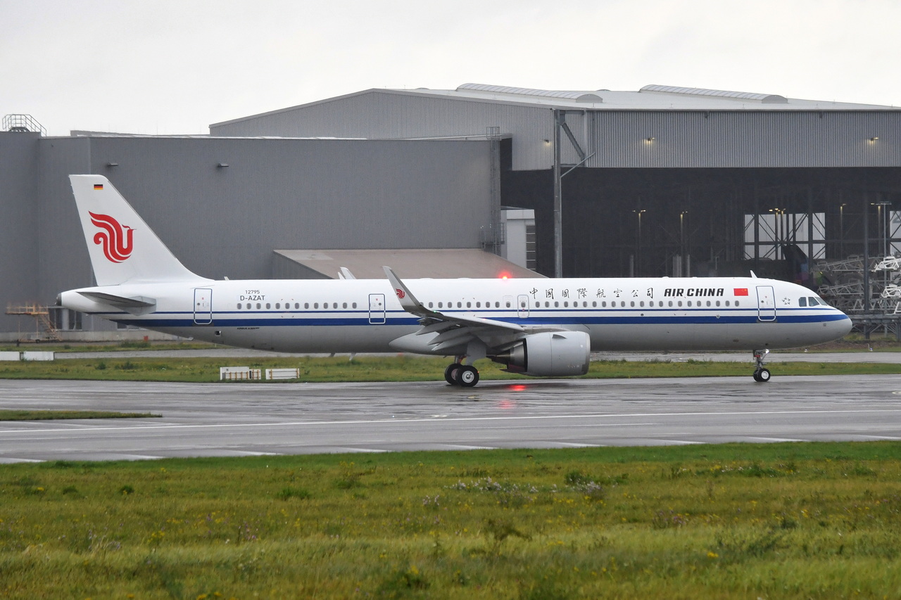 D-AZAT , Air China , Airbus A321-252NX , Hamburg-Finkenwerder , 21.10.2025 ,