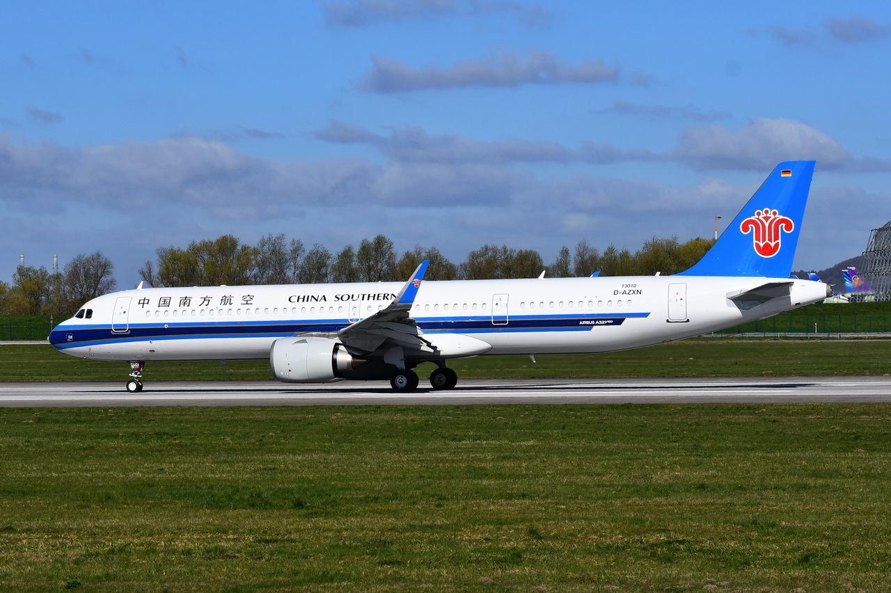 D-AZXN  , China Southern Airlines  , Airbus A321-251NX , B-32R2 , Hamburg-Finkenwerder , 07.04.2026 ,