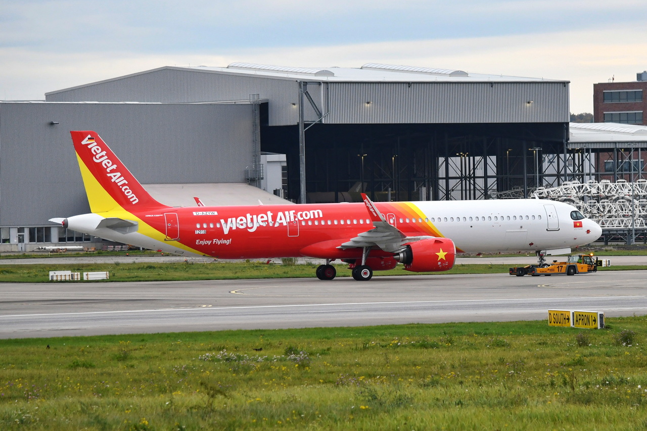 D-AZYW , VietJetAir , Airbus A321-271NX , 20.10.2025 , Hamburg-Finkenwerder , 