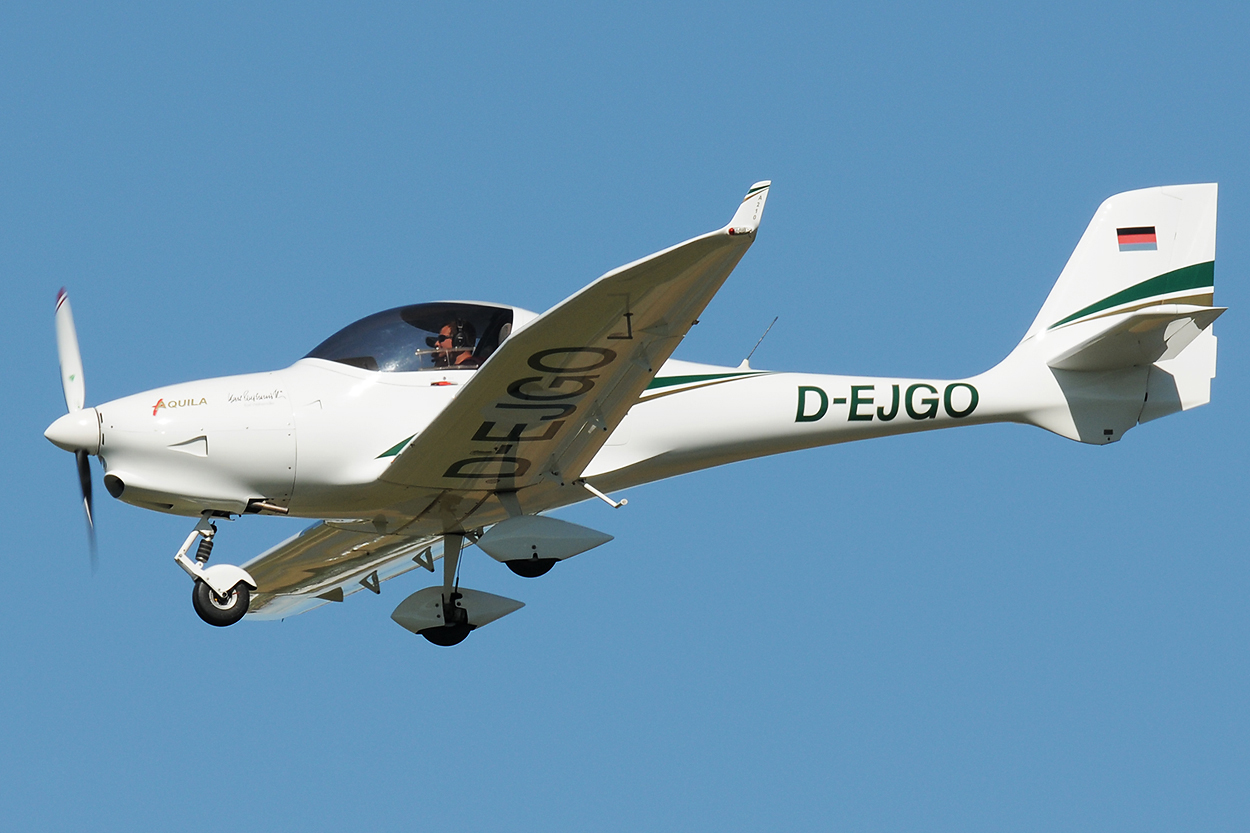 Eine Aquila ATD1 von Unten. Überflug am 28.8.2011 bei Murrhardt