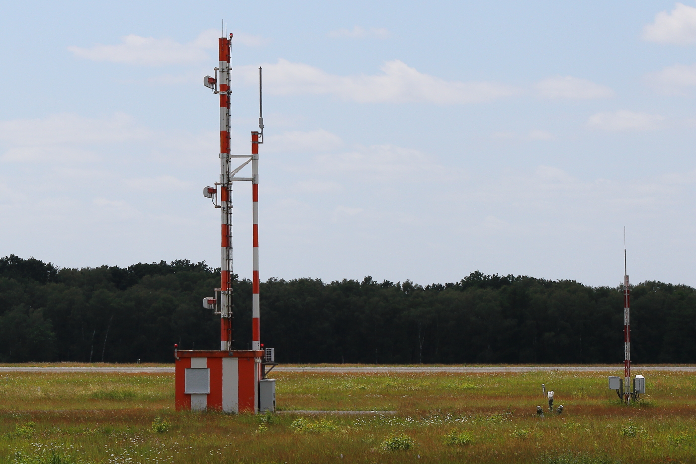 Die Antennenanlage des ILS-Gleitwegsenders f�r die RWY 31R des Flughafens K�ln-Bonn (EDDK). Aufnahmedatum: 07.06.2026.