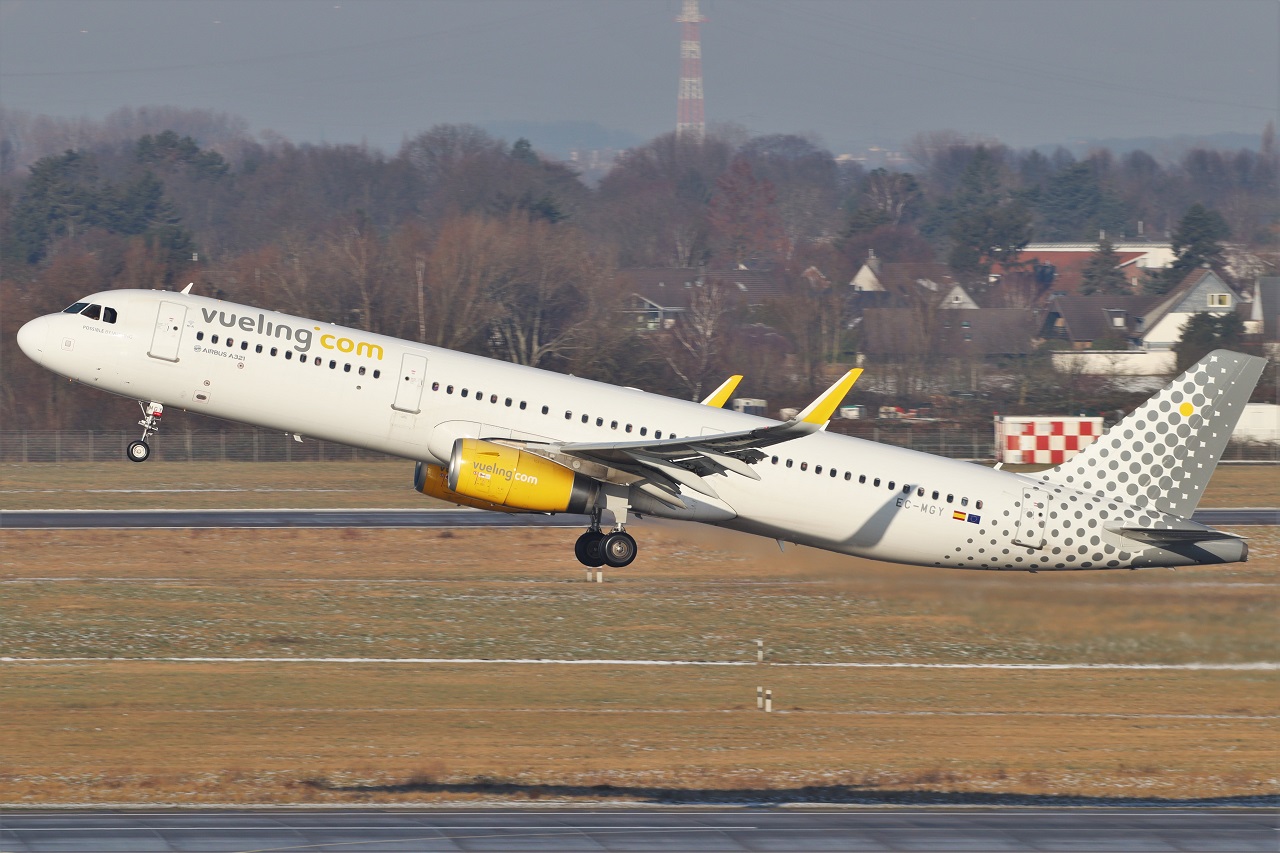 EC-MGY, Airbus A321 der Vueling Airlines am DUS, 20.01.2024.