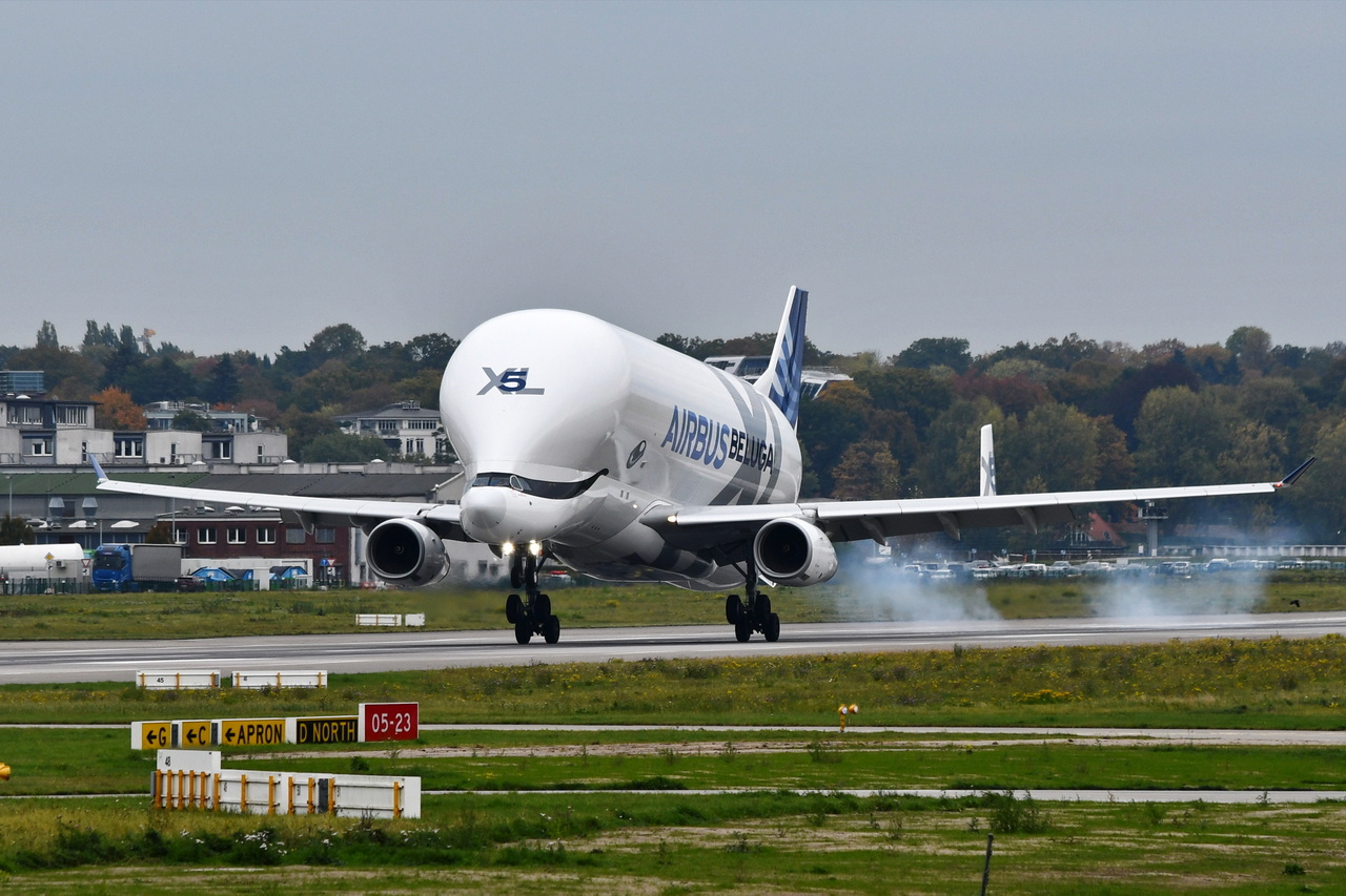 F-GXLN , Airbus Transport International , Airbus A330-743L Beluga XL , Hamburg-Finkenwerder , 20.10.2025 ,