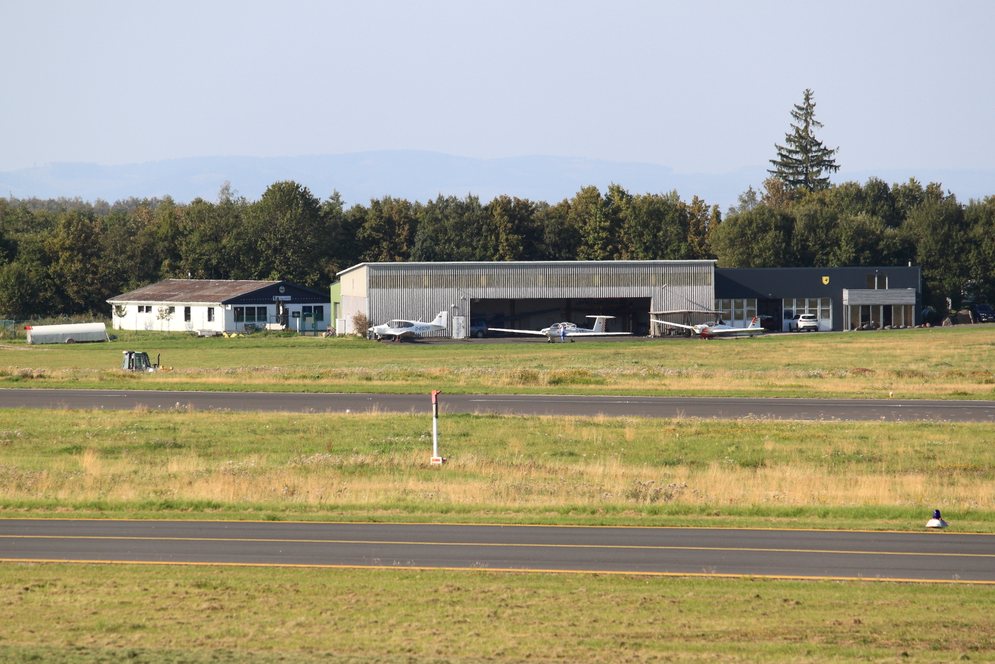 Flugzeughalle des Vereins für Flugsport Geisweid e.V. am Siegerland-Flughafen. Siegerland (EDGS) am 11.09.2023.