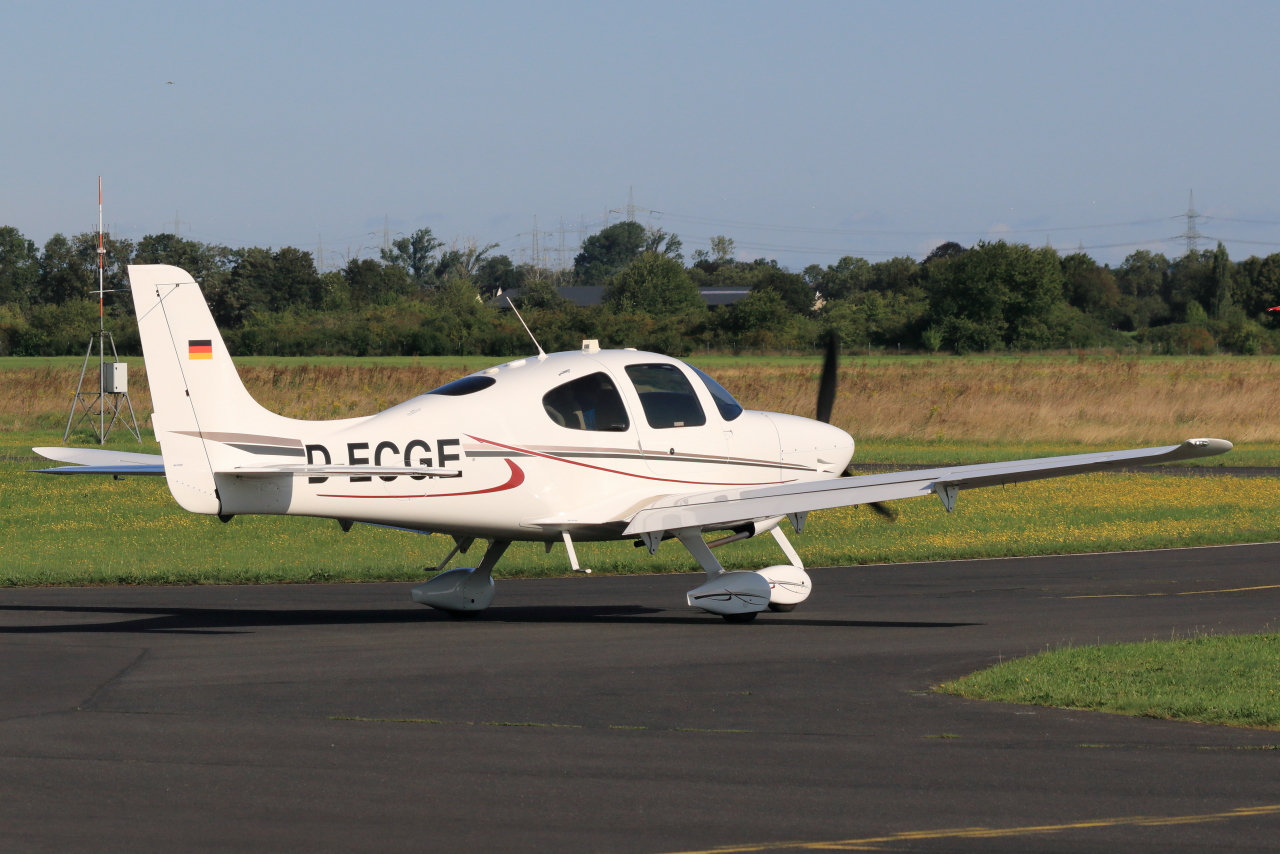 Fly-Charter, D-ECGE, Cirrus SR20-G3. Bonn-Hangelar (EDKB) am 26.08.2023.