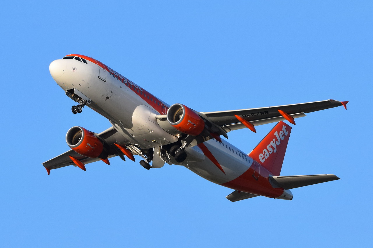 G-EZWB , easyJet , Airbus A320-214 , 07.10.2022 , Berlin-Brandenburg  Willy Brandt  , BER , 