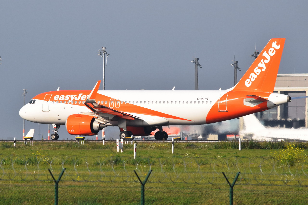 G-UZHV , easyJet , Airbus A320-251N , Berlin-Brandenburg  Willy Brandt  , BER , 31.10.2022 ,