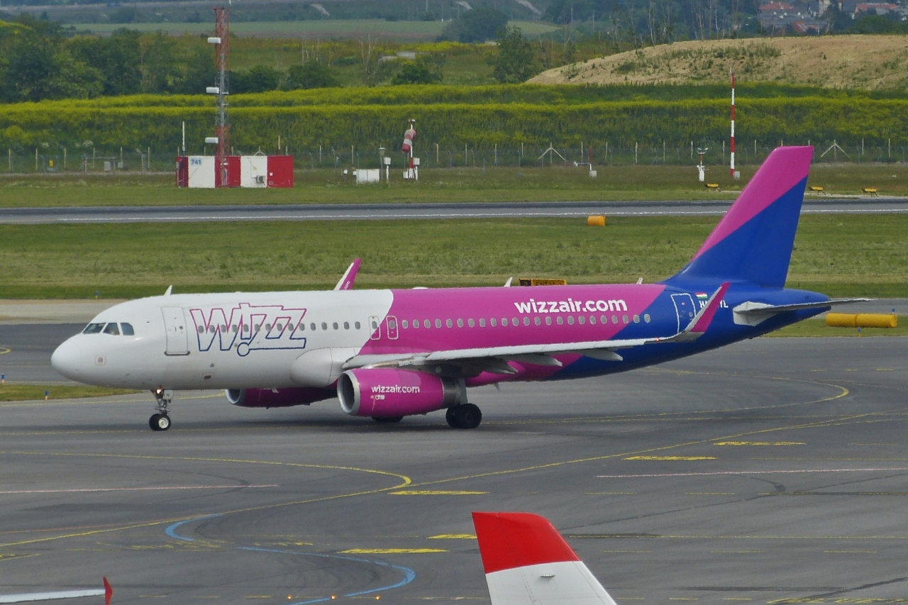 HA-LYL Airbus A320-232 Wizzair, unterwegs zur Startbahn auf dem Flughafen Wien. 04.06.2023