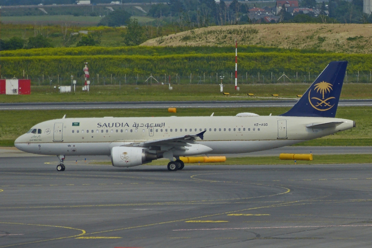 HZ-ASD Airbus A320-214 Saudi Arabian Airlines unterwegs auf dem Rollfeld vom Flughafen Wien. 04.06.2023