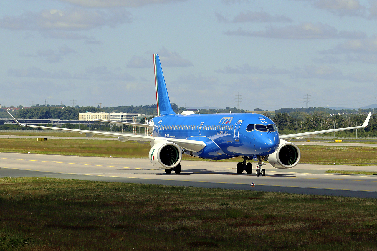 ITA Airways Airbus A220-371 EI-TEE rollt zum Terminal in Frankfurt 13.6.2026
