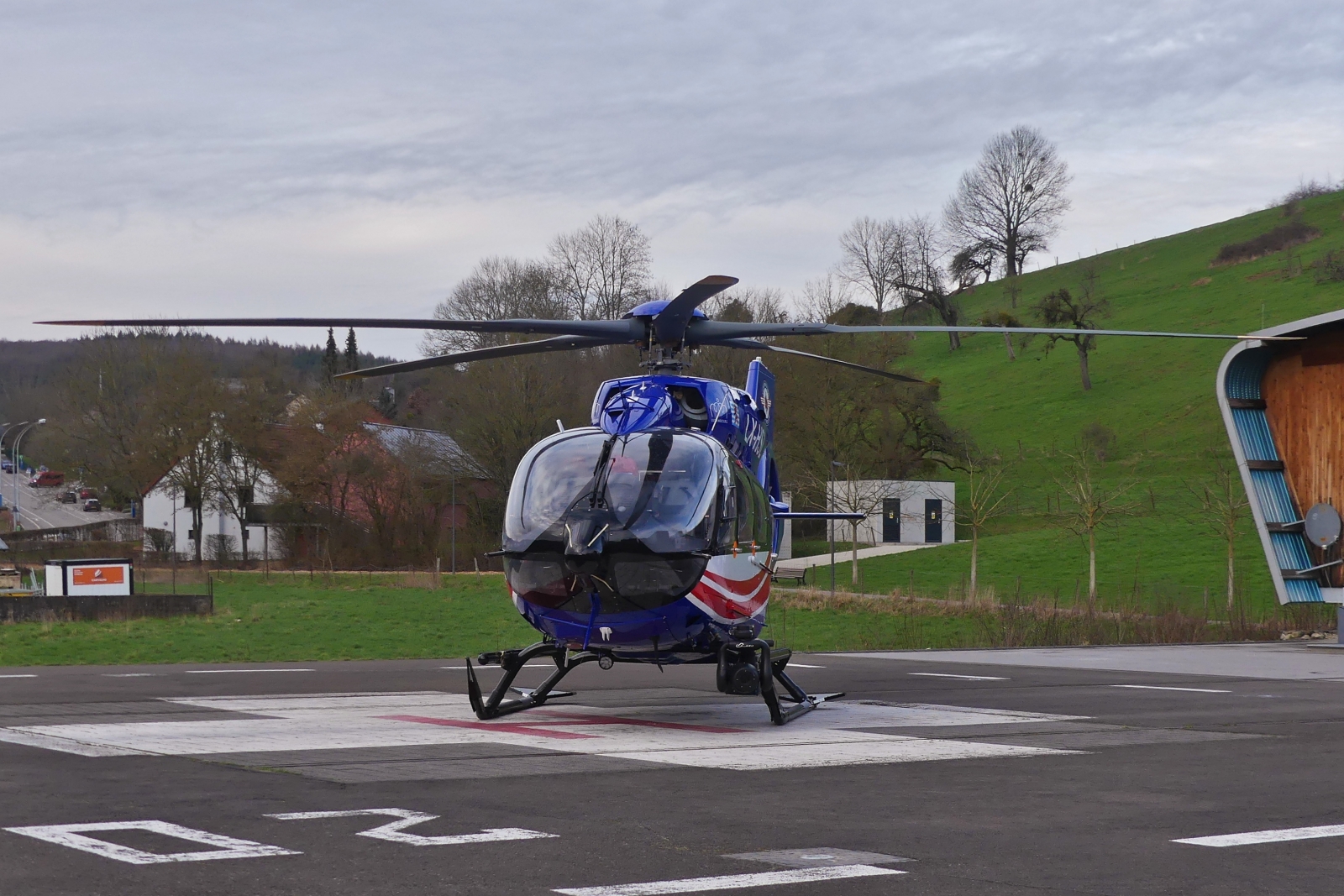 LAR Rettungshubschrauber LX-HSL, Airbus H145, steht am Krankenhaus in Ettelbrück zum Einsatz bereit. 02.2024
