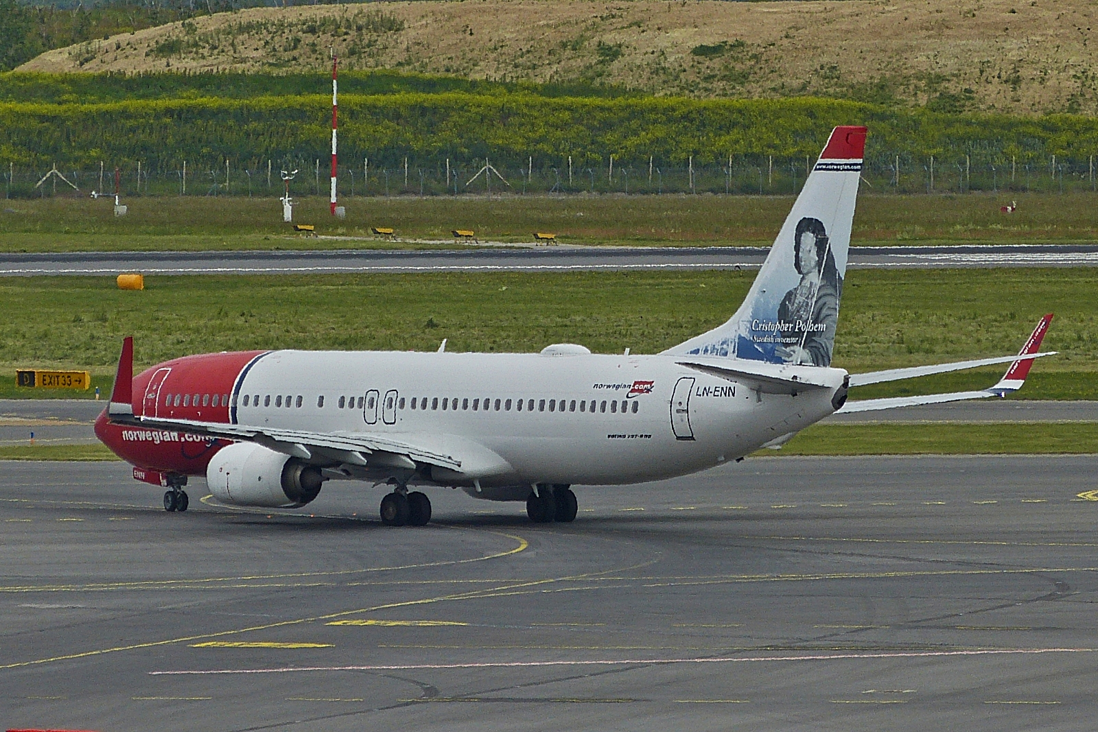 LN–ENN, Norwegian Air, Boeing 737–8JP auf dem Rollfeld zur Startbahn am Wiener Flughafen. 06.2023