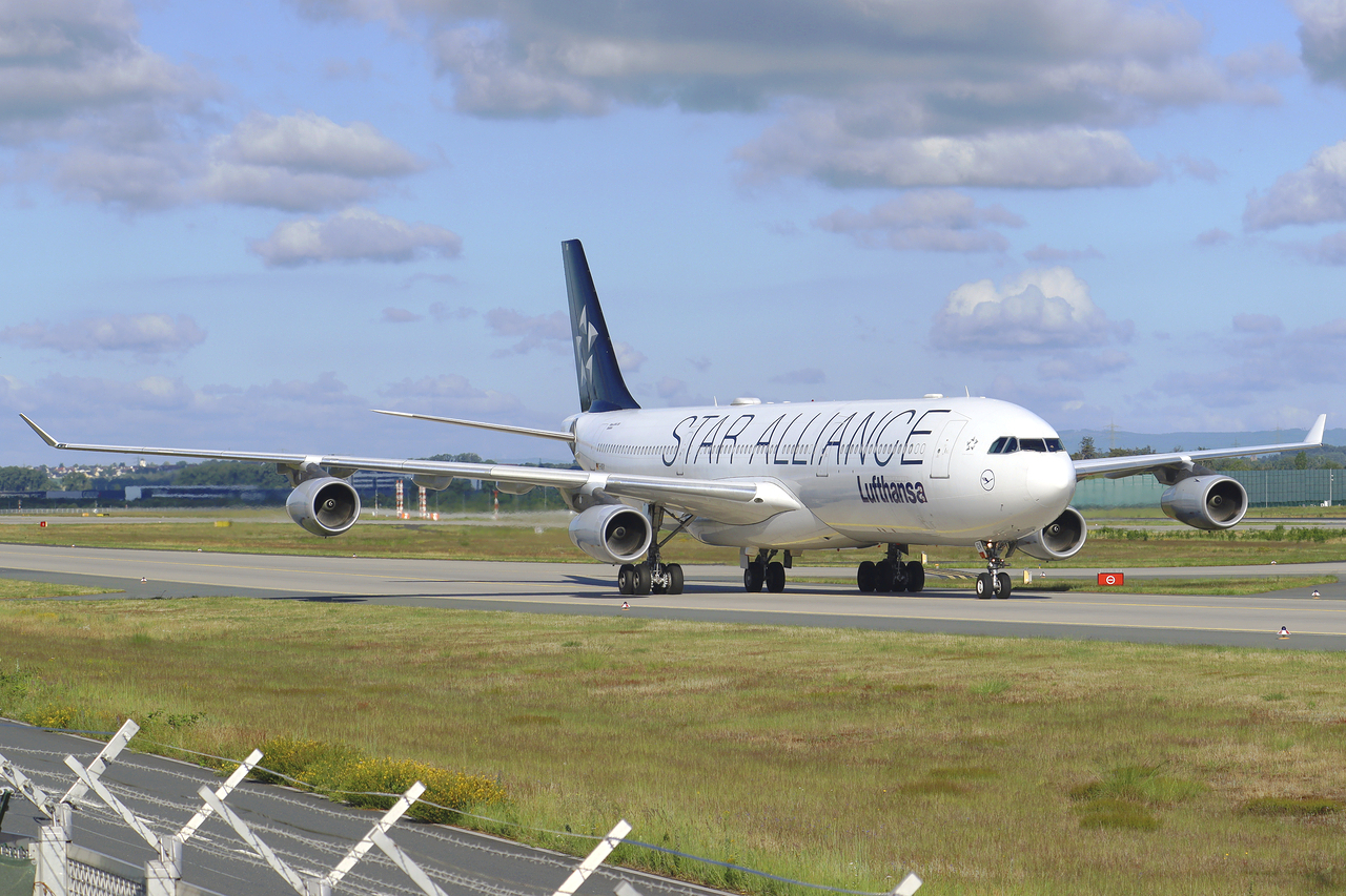 Lufthansa Airbus A340-313X D-AIGV rollt zum Terminal in Frankfurt 13.6.2026