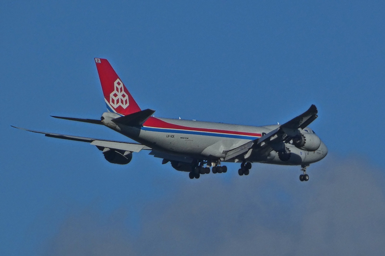 LX-VCK, Boeing 747-8R7F der Cargolux beim Landeanflug auf den Flughafen von Luxemburg. 12.2025