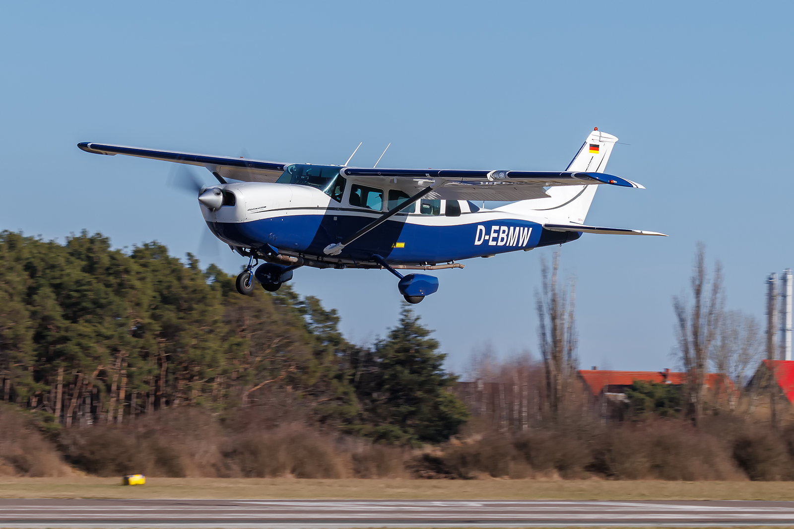 Milan Geoservice | Cessna 207 Super Skywagon | D-EBMW | MSN:20700088 | Flugplatz Riesa-Göhlis (13.02.2022)