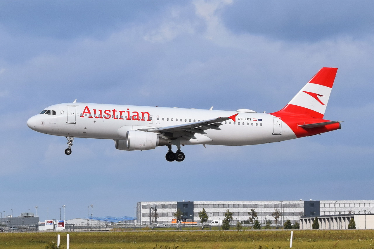 OE-LBT , Austrian Airlines , Airbus A320-214 , 04.10.2023 , Berlin-Brandenburg  Willy Brandt  , BER ,