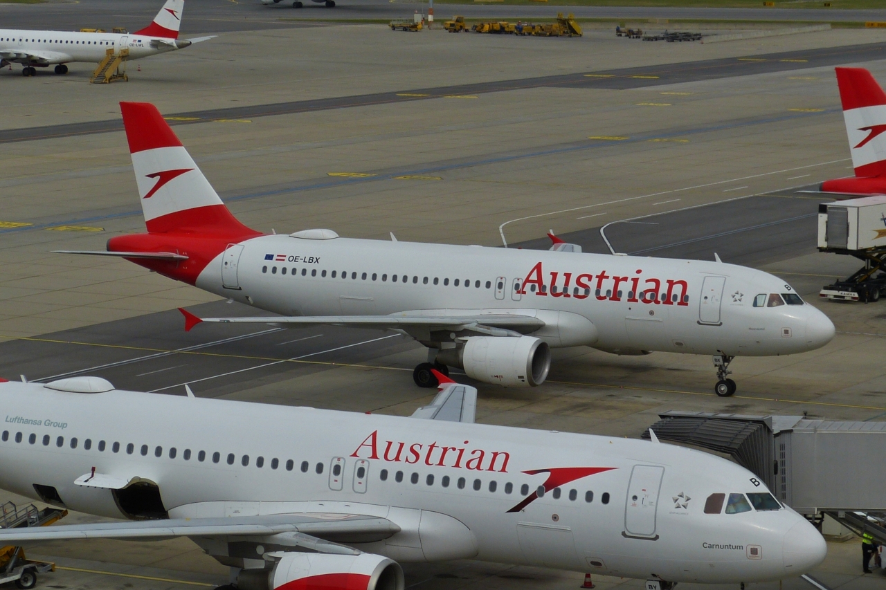 OE-LBX Airbus A 320–214 der Austrian Airlines hat nach der Landung fast das Gate am Flughafen Wien erreicht. 04.06.2023