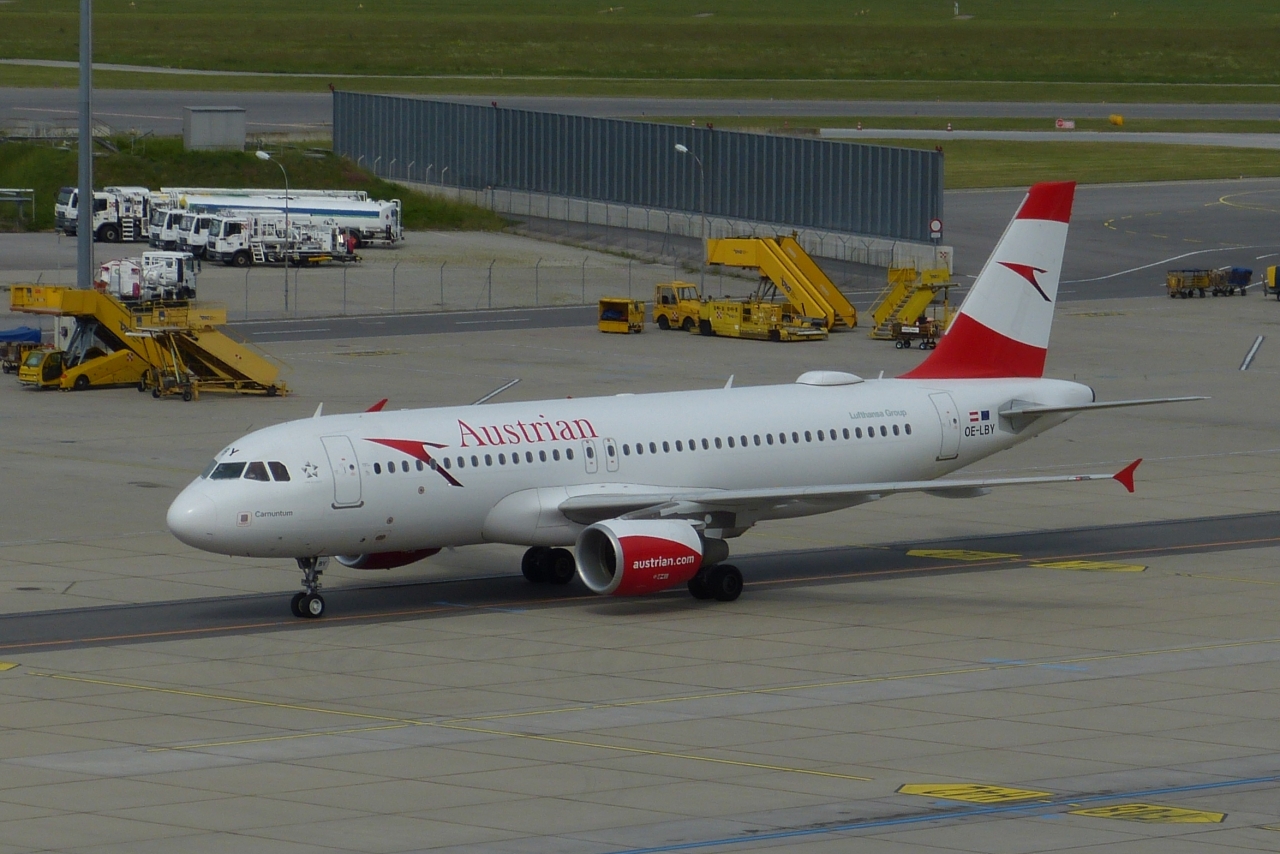 OE-LBY Airbus A 320–214 der Austrian Airlines, ist nach der Landung über das Rollfeld zu ihr Gate unterwegs. 04.06.2023